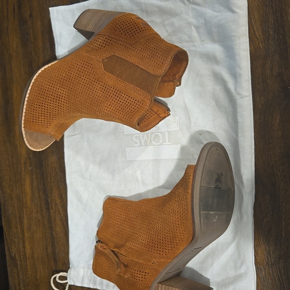 Tom's Majorca Women's Tan Ankle Boots Size 6.5Peep Toe Suede Perforated Cinnamon